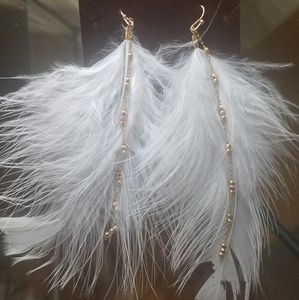 Boho style feather earrings w/ gold tassel chain